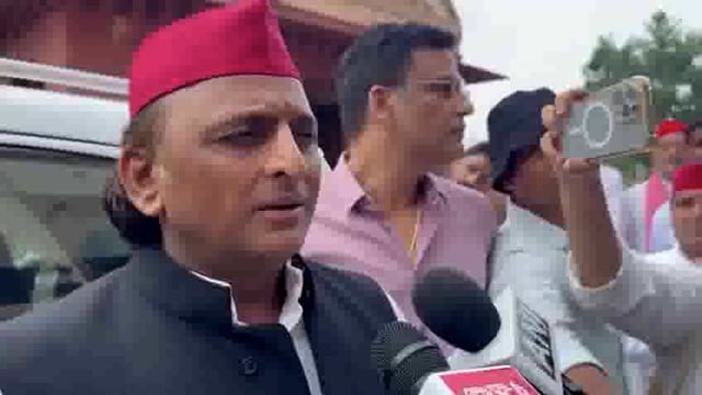 अखिलेश यादव ने कहा, 'वोट चोरी रोकने के लिए एक जिलाधिकारी को निलंबित करें'

लखनऊ: समाजवादी पार्टी प्रमुख अखिलेश यादव ने आज#politics