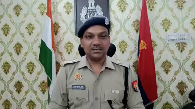 #मेरठ पुलिस  
थानाक्षेत्र सरूरपुर अन्तर्गत भूनी टोल प्लाजा पर टोलकर्मियों द्वारा भारतीय सेना के जवान के साथ की गयी मारपीट की घटना में पुलिस द्वारा त्वरित कार्यवाही करते हुए 04 अभियुक्तों को गिरफ्तार किया गया है। उक्त सम्बन्ध में पुलिस अधीक्षक ग्रामीण द्वारा बाईट। #UPPolice