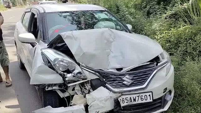 मथुरा से जा रहे हैं दिनेश पाल सिंह एडवोकेट राधा कुंड मार्ग पर अचानक  डग्गे मार इको गाड़ी ने एक्सीडेंट मार दिया 