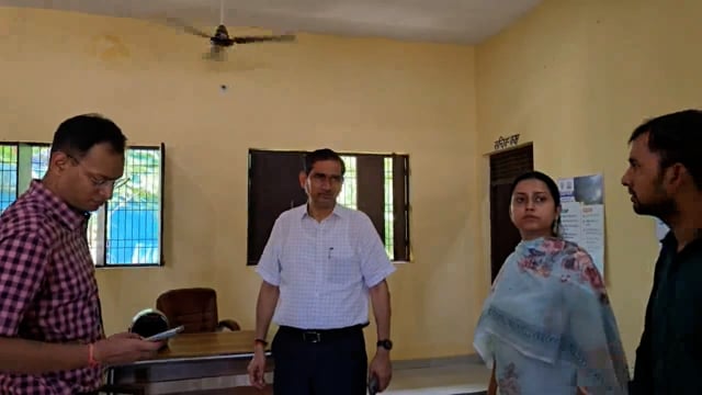 जिलाधिकारी तथा वरिष्ठ पुलिस अधीक्षक ने तहसील मांट के ग्राम पंचायत डांगोली बाढ़ चौकी का निरिक्षण किया