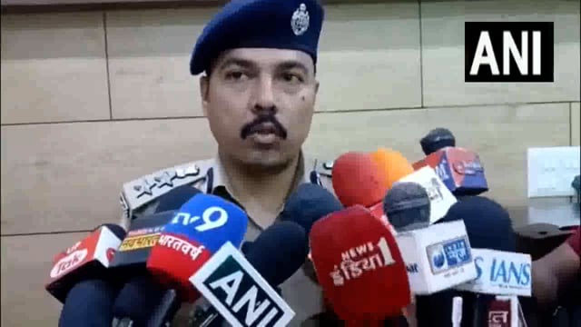 मेरठ में सेना के जवान को खंभे से बांधकर पीटने के मामले के संबंध में एसएसपी विपिन टांडा ने बताया कि कल रात एक वीडियो मिला था, जिसमें एक व्यक्ति के साथ कुछ लोग मारपीट कर रहे हैं। पुलिस ने मौके पर पहुंचकर जांच की तो ज्ञात हुआ कि वादी पक्ष फौजी है। वह ड्यूटी से लौट रहा था, उसके साथ टोल कर्मियों ने मारपीट की है। वीडियो के आधार पर 6 लोगों को गिरफ्तार किया गया है।
एसएसपी मेरठ