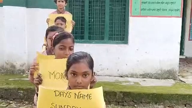 प्रा विद्यालय खरेथू संग्रामपुर अमेठी मेंएबीएसए शंशाक मिश्र केनिर्देशनमें शिक्षकखेल खेल में अंग्रेजी संस्कृत पढ़ना बताया 