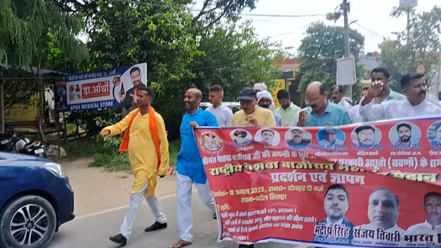 अंबेडकर नगर..
स्वर्ण आयोग के गठन और पंचायती चुनाव में 10% आरक्षण को लेकर बाजीराव पेशवा महासंघ के पदाधिकारी एवं कार्यकर्ताओं ने जिला अधिकारी को ज्ञापन सौंपा।