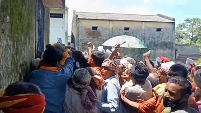 बिस्कोमान केंद्र पर खाद वितरण में अव्यवस्था, पुलिस लाठीचार्ज से कई किसान घायल — प्रशासन पर उठे सवाल