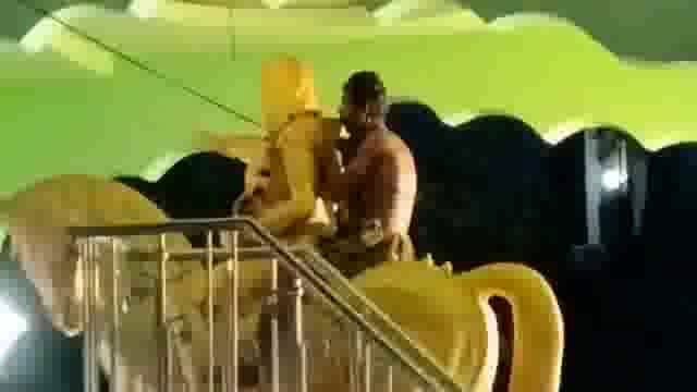 झांसी के जीवनशाह चौराहे पर लगी मूर्ति के घोड़े पर बैठा युवक, लोगों ने बड़ी मस्कत के बाद नीचे उतारा लगा लंबा जाम।