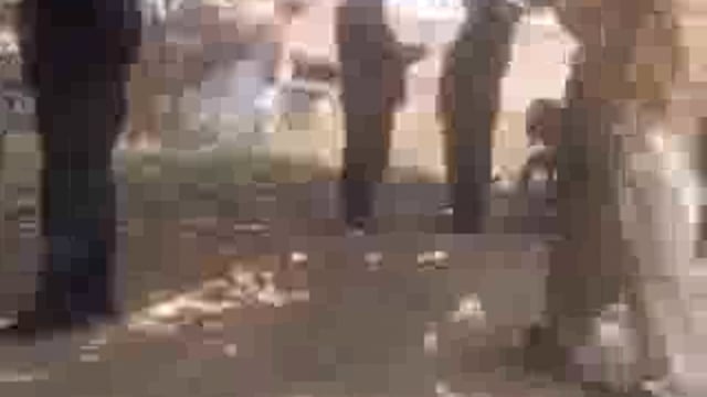 ▶️......पीलीभीत : दाखिल खारिज के नाम लेखपाल का रिश्वत लेते वीडियो
 पीड़ित पैसे गिनकर लेखपाल को देते हुए नजर आ रहा
पेड़ के नीचे लेखपाल ने 50 हजार रुपये की रिश्वत ली
 रिश्वत लेने के बावजूद भी दाखिल खारिज नहीं किया
 SDM से शिकायत के बावजूद लेखपाल पर कार्रवाई नहीं
 जांच के नाम पर SDM योगेन्द्र देव शर्मा को बचाने में जुटे
 पीलीभीत की अमरिया तहसील में तैनात रिश्वतखोर लेखपाल