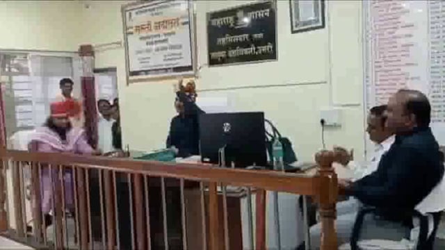 ▶️......महाराष्ट्र के लातूर में एक तहसीलदार को विदाई समारोह के दौरान सरकारी कुर्सी पर बैठकर फिल्म 'याराना' का गाना यारा तेरी यारी को... गाना महंगा पड़ गया, गाने का वीडियो वायरल होने के बाद अधिकारी को सस्पेंड कर दिया गया...