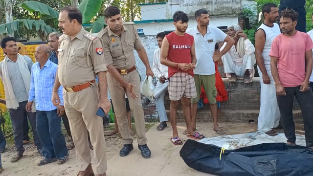 बीबीनगर अंतर्गत डारौली में सोनू नामक व्यक्ति की लाश नदी से बरामद मौके पर थाना प्रभारी संजेश कुमार मय फोर्स के साथ पहुंचे