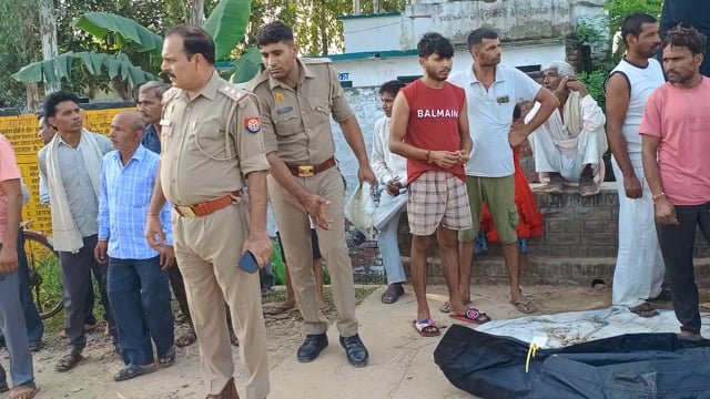 बीबीनगर अंतर्गत डारौली में सोनू नामक व्यक्ति की लाश नदी से बरामद मौके पर थाना प्रभारी संजेश कुमार मय फोर्स के साथ पहुंचे