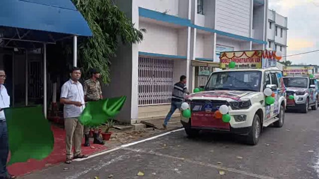 जिला निर्वाचन पदाधिकारी ने 9 मोबाइल एम डी वैन को हरी झंडी दिखाकर किया रवाना