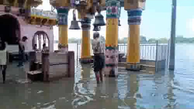 मथुरा में जमुना जी में जलस्तर  को लेकर जिला अधिकारी चंद्र प्रकाश जी ने जमुना जी का निरीक्षण किया