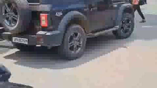 झांसी ईलाइट चौराहा पर ARTO और यातायात विभाग द्वारा फोर व्हीलर थार गाड़ी की हटाई गई काली फिल्म चेकिंग के दौरान