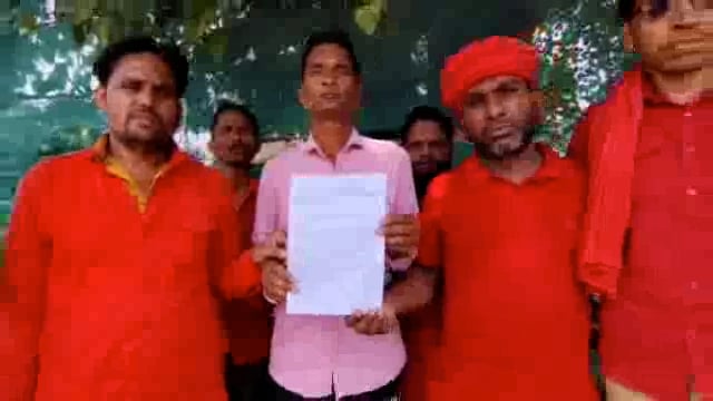 वीरांगना लक्ष्मीबाई झांसी रेलवे स्टेशन कार्यरत कुली साथियों ने डी आर एम को ज्ञापन सौंपा कार्यवाई करने के लिए ।