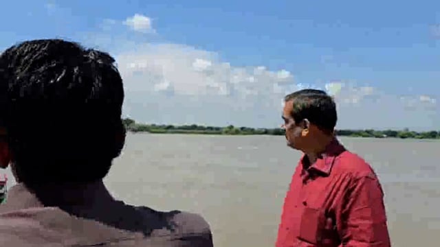 जिलाधिकारी चंद्रप्रकाश सिंह ने यमुना के जलस्तर में वृद्धि होने पर वृंदावन के केशीघाट का किया निरीक्षण, श्रद्धालु एवं स्थानीय लोगों से की यमुना नदी से दूरी बनाएं रखने की अपील।