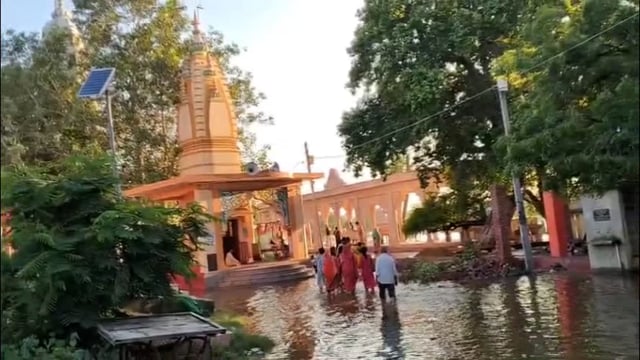 मांट क्षेत्र के राधारानी मानसरोवर मंदिर में पहुंचा यमुना का पानी, श्रध्दालु भक्तों की कम होने लगी भीड़।