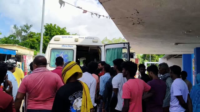 कुट्टी मशीन में हाथ जाने से चार उंगलियां कटी, गंभीर स्थिति में भागलपुर रेफर 