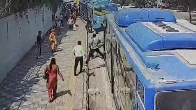 दिल्ली के हेड कांस्टेबल ने फ़ोन स्नैचर का पीछा कर उसे पकड़ा

नई#politics