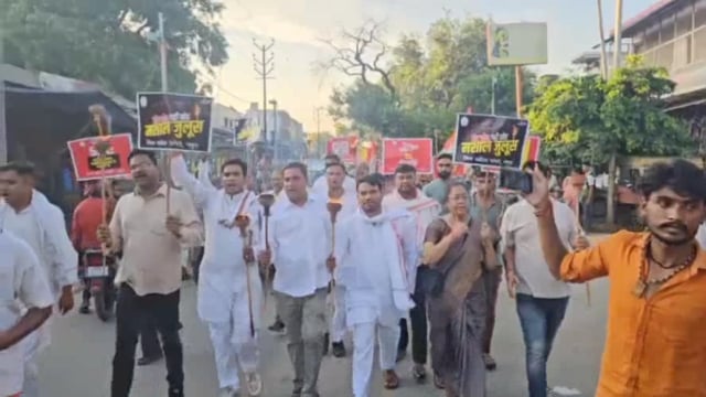 जिला कांग्रेस कमेटी अध्यक्ष मुकेश धनगर के नेतृत्व में मसाल जुलूस निकाला