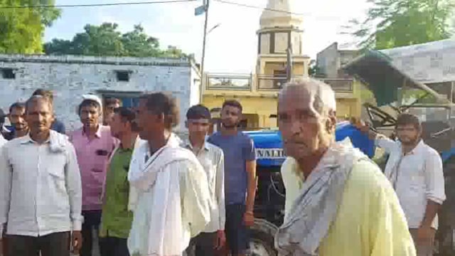 मोहिउद्दीनपुर समिति पर खाद की किल्लत की मार झेल रहें है किसान दो दिन इंतजार के बाद भी खाली हाथ लौटे