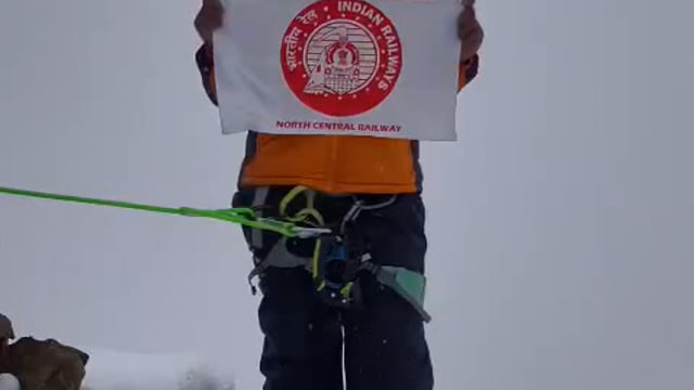 झाँसी, उत्तर प्रदेश — झाँसी रेल मंडल की कार्यालय अधीक्षक सोनिया कुशवाहा, किसी पर्वत शिखर पर सफलतापूर्वक चढ़ने वाली मंडल की पहली महिला बन#politics