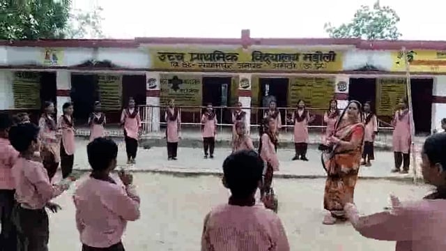 जूनियर हाईस्कूल मड़ौली में एबीएसए शंशाक मिश्र केनिर्देशनमें खेल वाद्ययंत्र द्वारा शिक्षकों ने अंग्रेजी संस्कृत सिखाया 