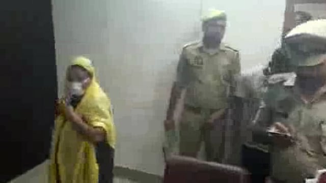 ➡️......वाराणसी 
पति के जेल जाने के बाद पत्नी और पिता ने संभाला गैंग
➡️ स्मैक के अवैध कारोबार में संलिप्त हुआ परिवार
➡️ पुलिस ने पत्नी, पति और एक सहयोगी को किया अरेस्ट
➡️ 16 लाख रुपए के साथ 56.40 ग्राम स्मैक बरामद
➡️ बरामद हुए स्मैक की कीमत करीब 10 लाख रुपए
➡️ दो महीने मुठभेड़ के बाद पकड़ा था सरगना राजेश
➡️ वाराणसी के चोलापुर थाना क्षेत्र का मामला