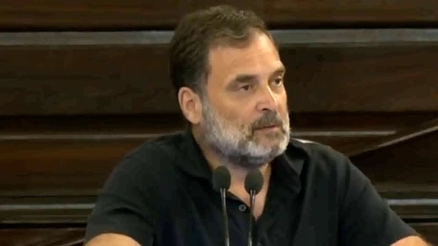 राहुल गांधी ने पूर्व उपराष्ट्रपति पर लगाया चुप रहने का आरोप
#politics