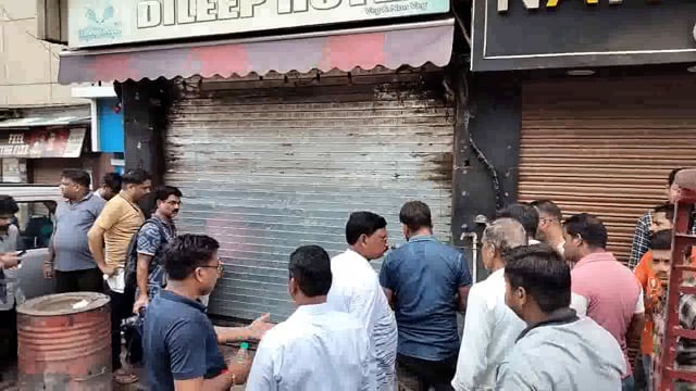 झांसी के जीवन शाह तिराहा स्थित दिलीप होटल के संचालक  लोअर कोर्ट में दुकान का मुकदमा हार गए। प्रशासन ने सामने खड़े होकर ।