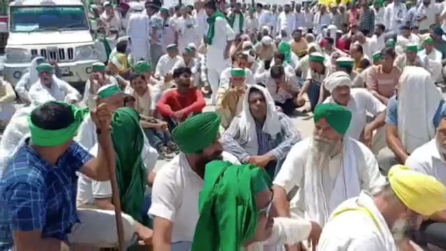 बहादराबाद! स्मार्ट मीटर को लेकर देहरादून जा रहे किसानों का टोल प्लाजा पर धरना प्रदर्शन!