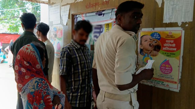 40 लीटर महुआ शराब के साथ पति-पत्नी गिरफ्तार