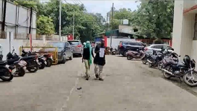 विकलांग पिता पहुंच बेटी बचाने की गुहार लगाने वरिष्ठ पुलिस अधीक्षक मथुरा के कार्यालय