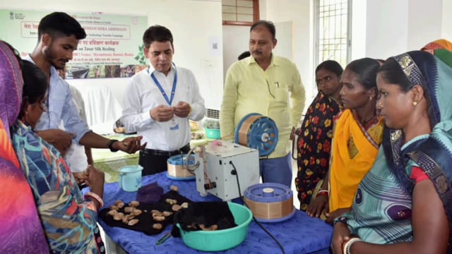 रेशम बोर्ड द्वारा श्याम बाजार बौंसी में तसर सिल्क धागाकरण प्रशिक्षण आयोजित