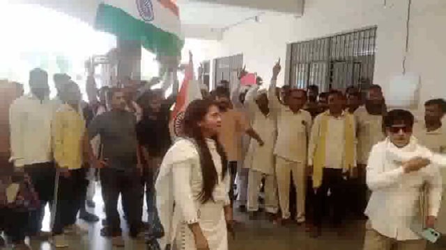 प्रशासन के झूठे वादों से गुस्साए सैकड़ो किसानों व ग्रामीणों ने किया तहसील का घेराव 