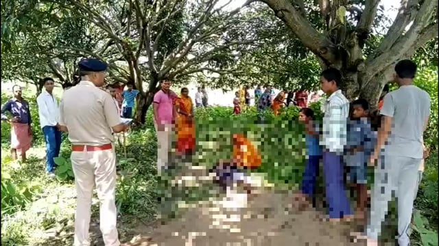लहरिया बहियार स्थित बगीचे में आम के पेड़ में फंदे से झूलता मिला एक युवक का शव ।