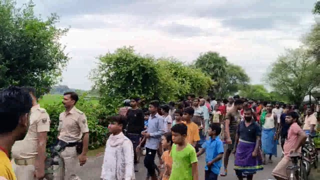 गोरगामा मोड़ के समीप पुलिया के नीचे अज्ञात शव मिला। पुलिस मौके पर पहुंच जांच में जुटी।