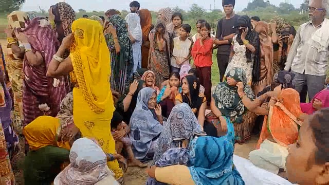 गम में माहौल में महक को दी मुखाअग्नि ससुराल के ऊपर लगाया आरोप करते थे दहेज के लिए प्रतारीत