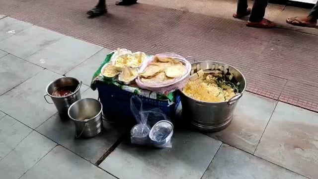 वीरांगना लक्ष्मीबाई झांसी रेलवे स्टेशन के प्लेटफार्म पर अवैध वेंडर बहुत ज्यादा बढ़ते जा रहा है आपको बता दे कि खुले में ख