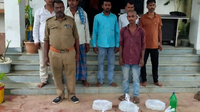 पुलिस ने 72 लीटर महुआ शराब के साथ 6 लोगों को किया गिरफ्तार