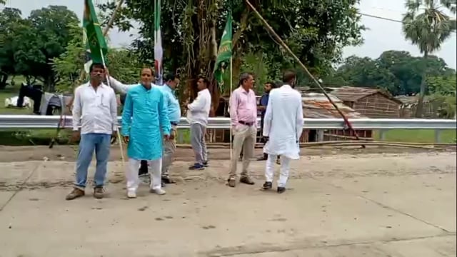 प्रखंड क्षेत्र के सैकड़ो कार्यकर्ता महा गठबंधन द्वारा आयोजित वोटर अधिकार यात्रा में हुए शामिल