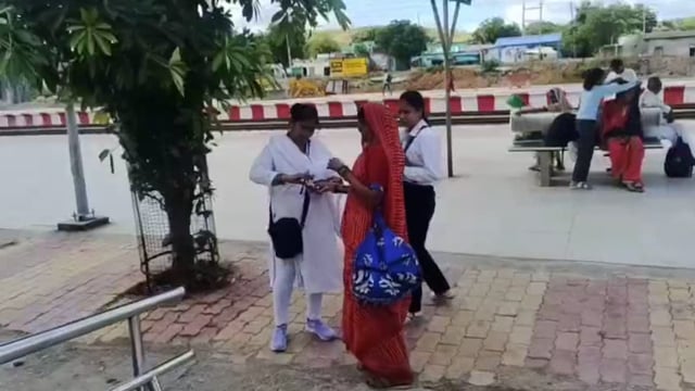 निवाड़ी रेलवे स्टेशन पर विशेष टिकट चेकिंग अभियान चलाया गया। इस अभियान के दौरान कुल 112 प्रकरण पकड़े गए /