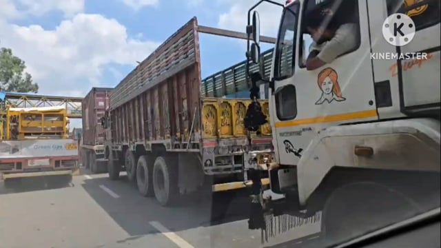 आगरा सिकंदरा हाईवे नेशनल पार्क कई किलोमीटर तक लंबा जाम लग रहा ट्रैफिक पुलिस की नाकामी आई सामने