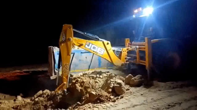 राया में हो रहे खनन के बारे में बताते हुए खनन अधिकारी मथुरा