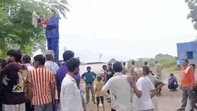 बाबा अंबेडकर साहब की मूर्ति को अराजक तत्वों ने किया क्षतिग्रस्त मौके पर पहुंची पुलिस कार्रवाई में लगी