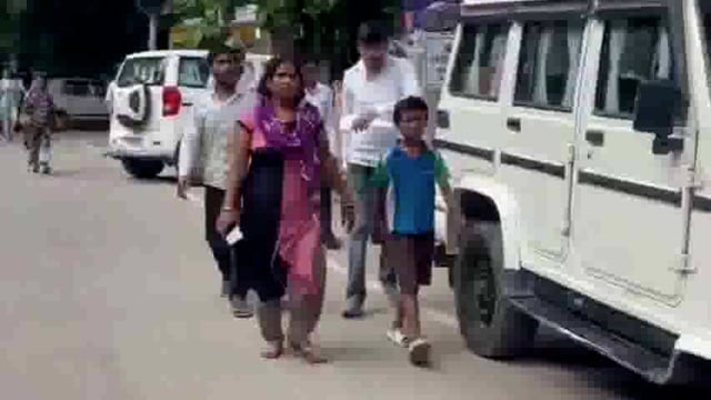 चिकित्सक की लापरवाही से नवजात शिशु की मौत, मृत शिशु को थैले में रखकर डीएम के पास पहुंचा पीड़ित