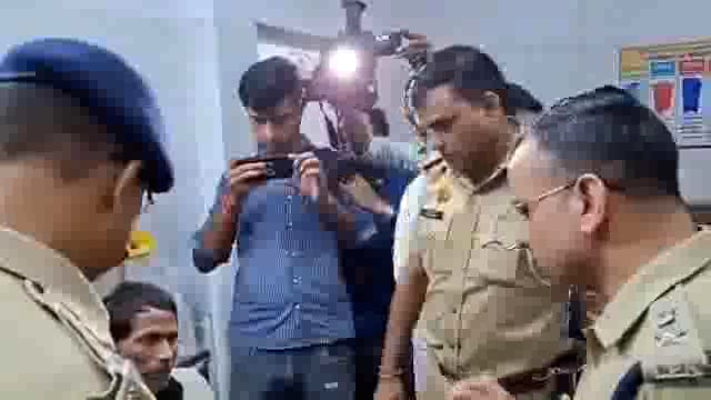 ➡️.....लखीमपुर में एंटीकरप्शन टीम ने पीसीएफ के दो कर्मचारियों—पटल सहायक अनिल और भंडार नायक को रिश्वत लेते रंगे हाथ गिरफ्तार किया

ट्रांसपोर्ट कॉन्ट्रैक्टर से 40 लाख का बिल पास करने के लिए 90 हजार रिश्वत मांगी गई थी

अनिल से 70 हजार और भंडार नायक से 20 हजार बरामद हुए, दोनों आरोपियों को टीम लखनऊ ले गयी