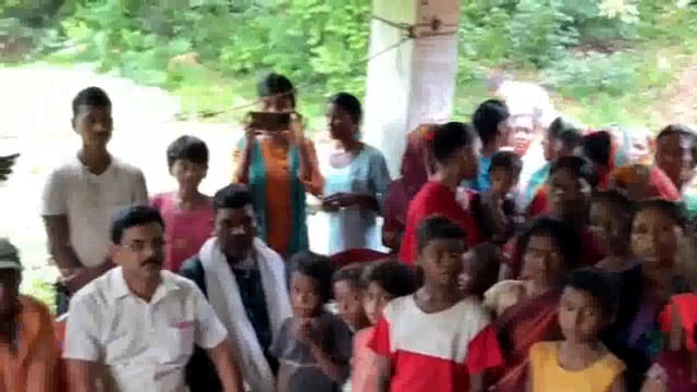 मृतक के परिजनों से मिलते हुए विधायक ने आधे दर्जन गांवों का दौरा कर क्षेत्र की जनता की समस्याएं सुन समाधान का दिया भरोसा