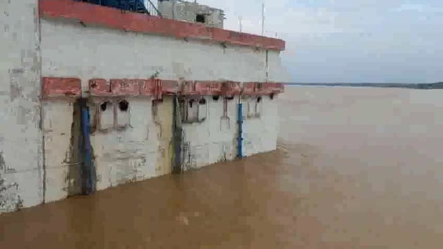 पिनाहट चंबल नदी का जलस्तर पहुंचा 130.मीटर, स्टीमर संचालन बंद 