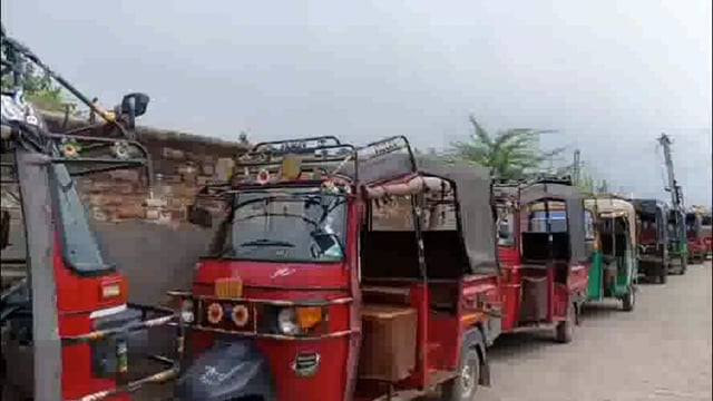 टैंम्पो चालकों ने बरसाना पुलिस पर लगाए चौथ वसूली और मारपीट के गंभीर आरोप, प्रतिनिधि नरदेव चौधरी से की शिकायत।