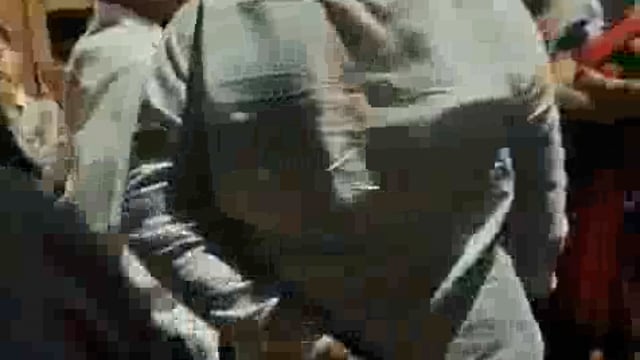 नासिक, महाराष्ट्र: महाराष्ट्र नवनिर्माण सेना (मनसे) के कार्यकर्ताओं द्वारा मराठी न बोलने पर एक युवक की कथित तौर पर पिटाई का एक वीडियो सोशल मीडिया पर#politics