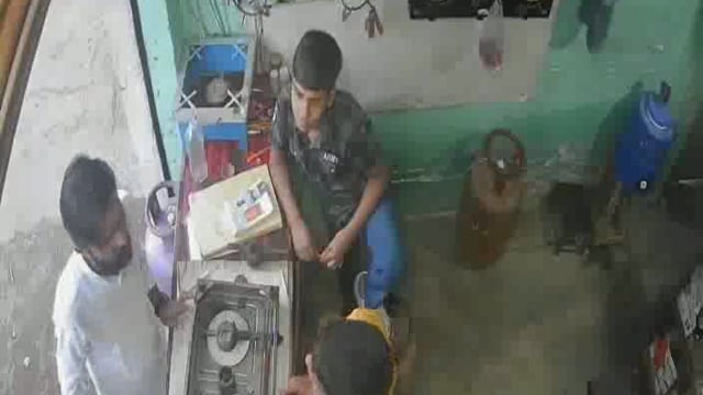 झांसी थाना सदर बाजार क्षेत्र के भट्टागांव का मामला दुकान पर दबंग युवक का कारनामा, नाबालिग बच्चे संग गला दबाकर मारपीट की 